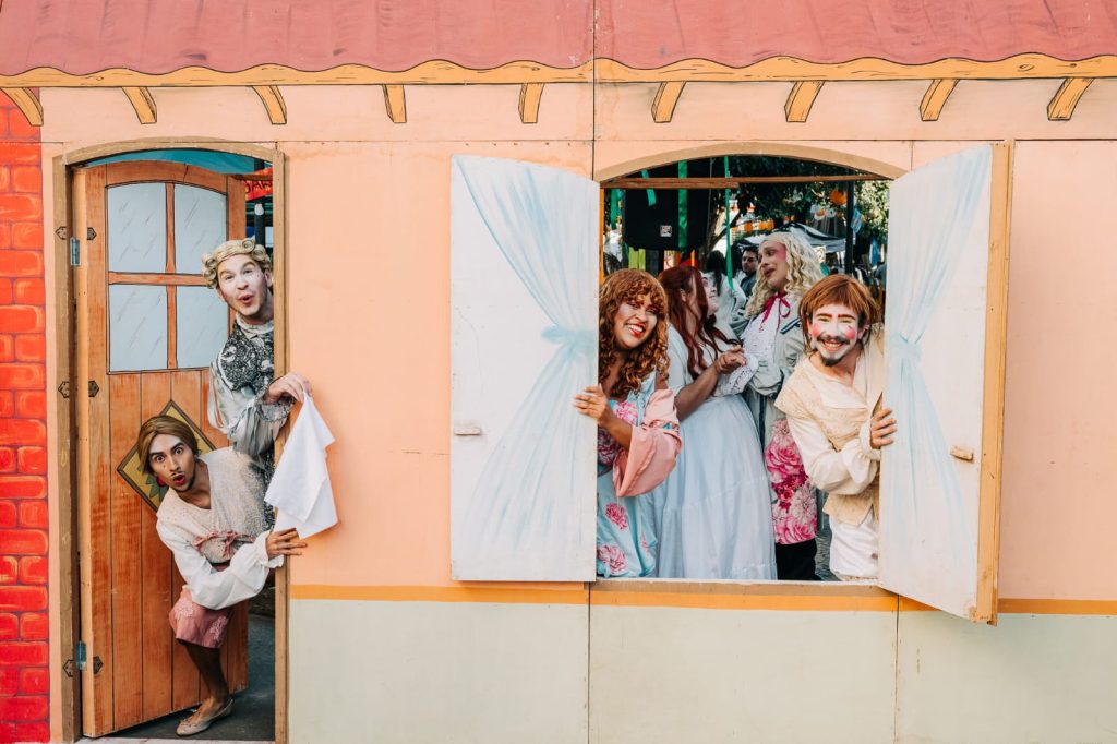 Teatro Construção reestreia comédia de Molière no Salão de Convenções da UFLA